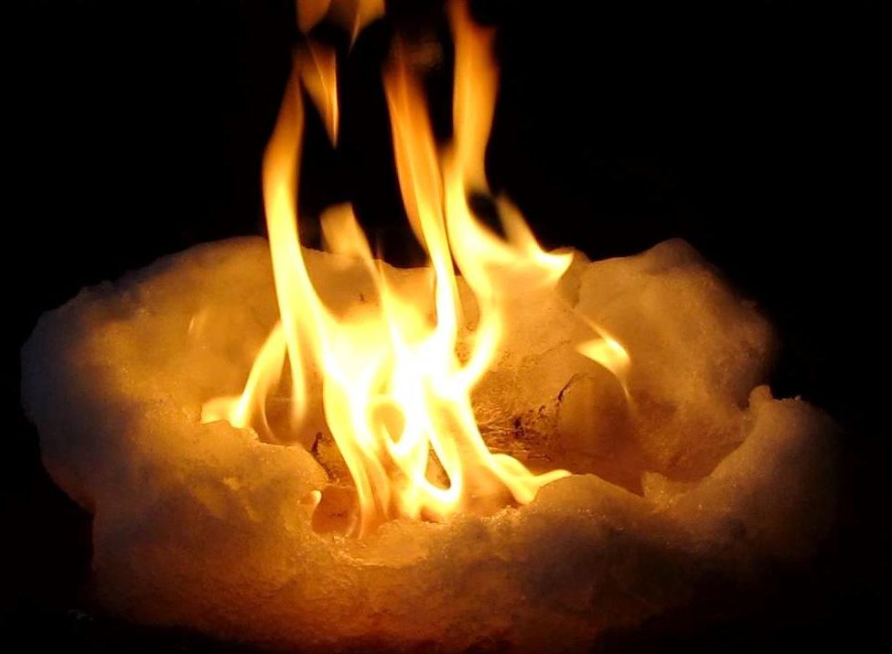 Раз горят огни. Огонь растопит лед. Застывшее пламя. Горящий лед. Пламя растопит лед.