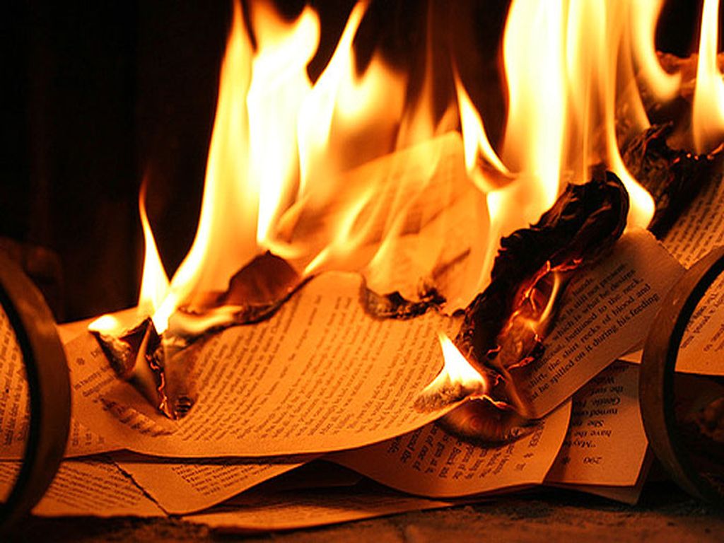 Написать письмо и сжечь. Рукописи в огне. Горящая бумага. Бумага горит. Камин и рукопись в огне.